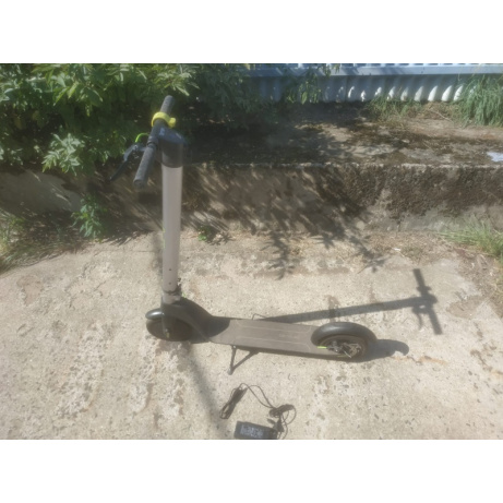 Elektrická koloběžka Bongo Serie- Použitá, nefunkční přední světlo, outlet